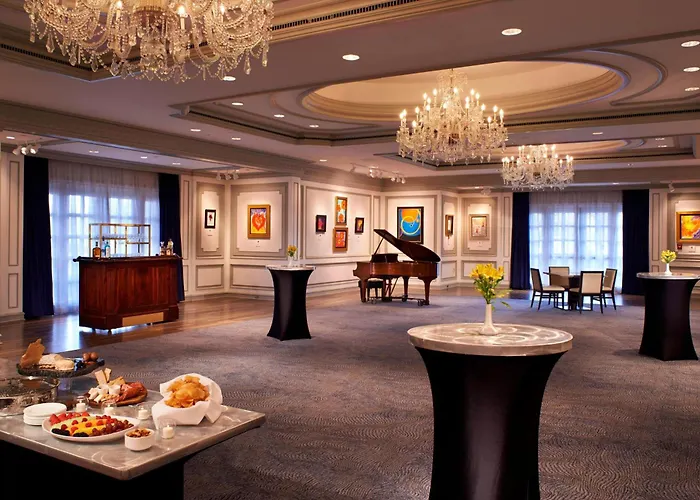 Top Hotels Near Detroit Zoo